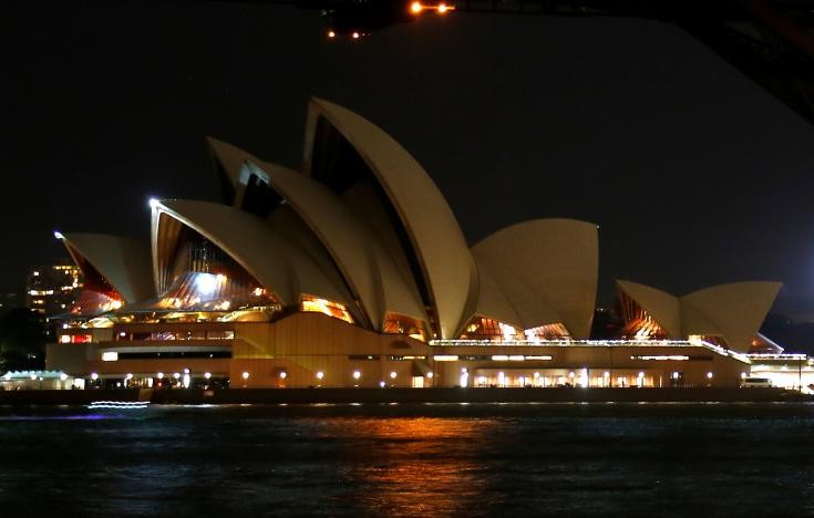 Nhà hát opera ở thành phố Sydney, Australia được tắt đèn ở phần mái trong  Giờ Trái đất kéo dài trong 1 tiếng đồng hồ từ 20h30-21h30 ngày 25/3. Ảnh Reuters